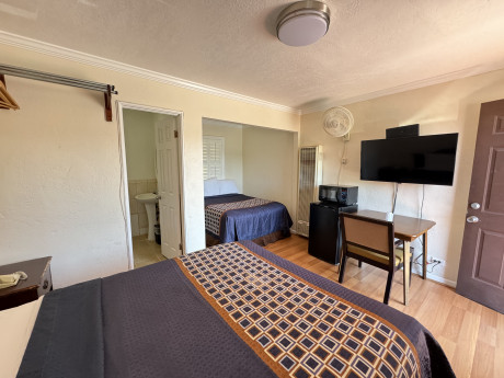 Welcome To Tamalpais Motel - Queen and Double Bed